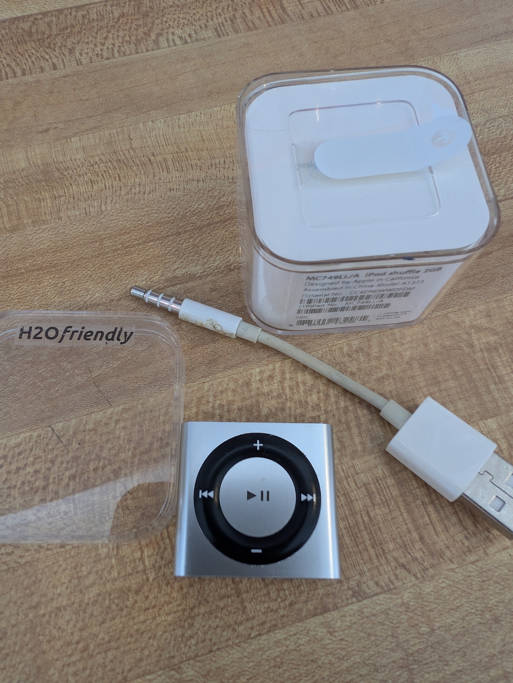 Apple Silver iPod Shuffle with White USB Cable